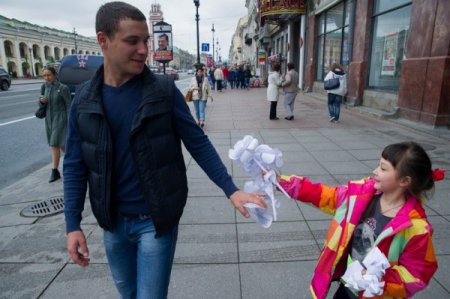 День защиты детей в Петербурге: белые цветы, мыльные пузыри и «сумасшедший профессор»