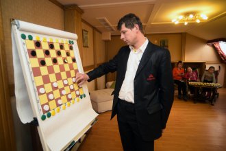 Детский хоспис посетил чемпион мира по шашкам Сергей Белошеев